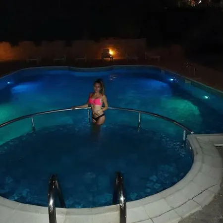 Femili Hotel Diveda ホテル